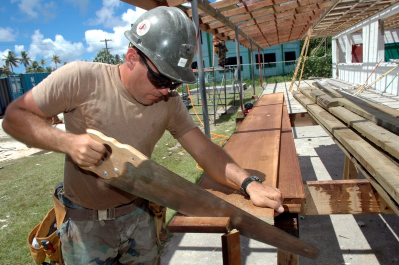 ebeniste-ENTRAUNES-min_worker_construction_building_carpenter_male_job_build_helmet-893290